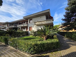 Appartamento in Vendita a Massa, zona Ronchi, 490'000&euro;, 120 m², arredato