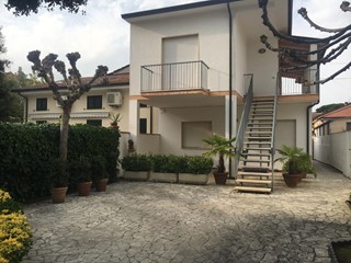 Quadrilocale in Affitto a Camaiore, zona Lido di Camaiore, 1'600&euro;, 70 m², arredato