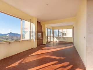 Appartamento in Vendita a Cupramontana, 68'500&euro;, 148 m²