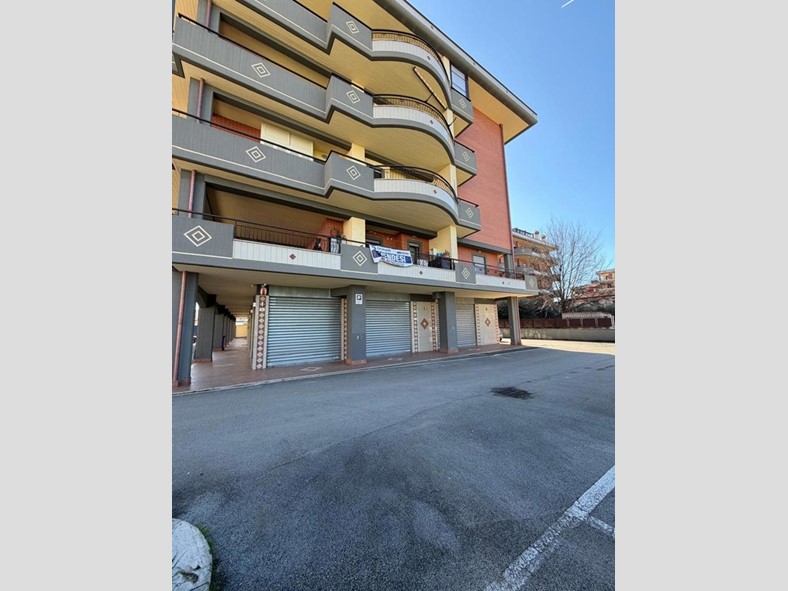 Bilocale in Vendita a Aprilia, 138'000&euro;, 67 m², con Box