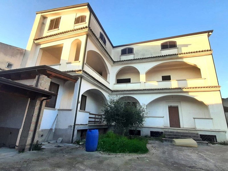 Appartamento in Vendita a Macerata Campania, 350'000&euro;, 900 m², con Box