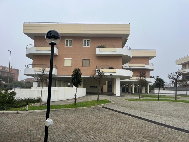 Trilocale in Vendita a Roma, zona Giustiniana, 245'000&euro;, 75 m², con Box