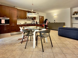 Trilocale in Vendita a Concesio, 215'000&euro;, 113 m², con Box