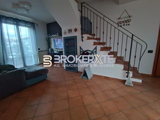 Appartamento in Vendita a Massa, zona Marina di Massa, 310'000&euro;, 120 m², arredato, con Box