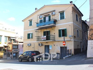 Trilocale in Vendita a Palombara Sabina, 85'000&euro;, 103 m²