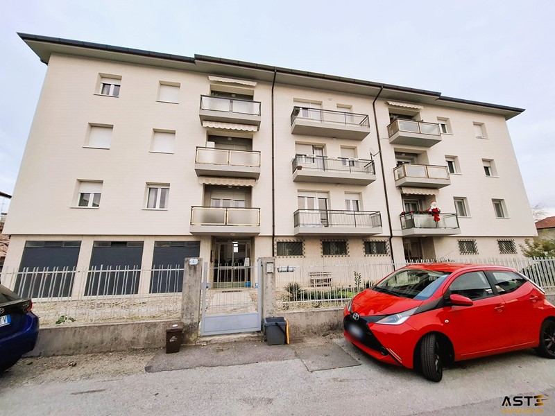 Appartamento in Vendita a Udine, 80'000&euro;, 92 m²