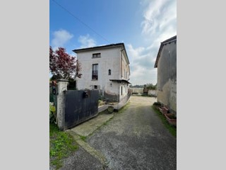 Appartamento in Vendita a Corana, zona Ghiaie, 30'548&euro;, 237 m², con Box