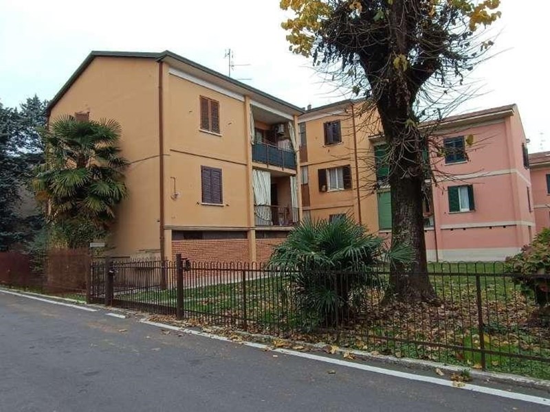 Quadrilocale in Vendita a Verano Brianza, 47'700&euro;, 83 m², con Box