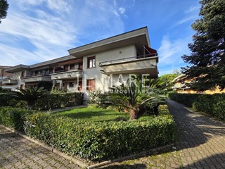 Appartamento in Vendita a Massa, zona Ronchi, 490'000&euro;, 120 m², arredato