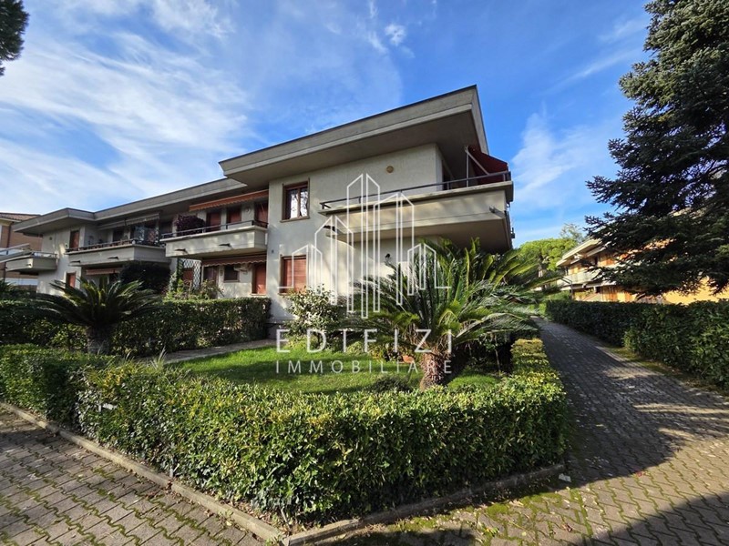 Appartamento in Vendita a Massa, zona Ronchi, 490'000&euro;, 120 m², arredato