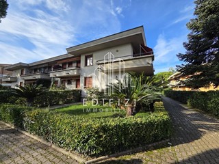 Appartamento in Vendita a Massa, zona Ronchi, 490'000&euro;, 120 m², arredato