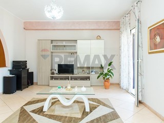 Quadrilocale in Vendita a Aci Catena, 105'000&euro;, 130 m²