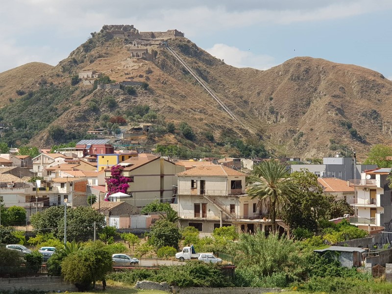 Appartamento in Vendita a Calatabiano, 60'000&euro;, 205 m²