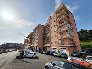 Appartamento in Vendita a Catanzaro, 98'000&euro;, 157 m²