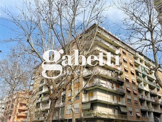 Bilocale in Vendita a Roma, 228'000&euro;, 77 m²