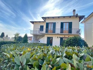 Appartamento in Vendita a Vinci, zona Vitolini, 240'000&euro;, 120 m², con Box