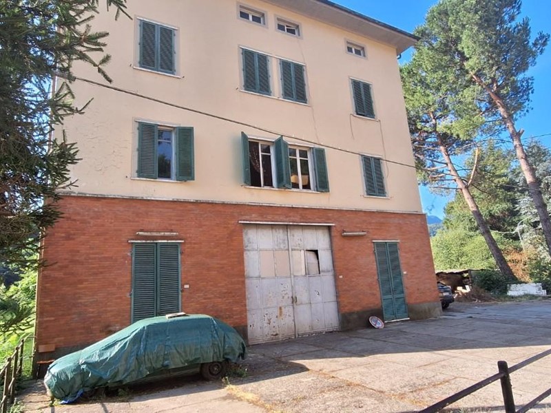 Appartamento in Vendita a Barga, zona Ponte All'ania, 130'000&euro;, 450 m²