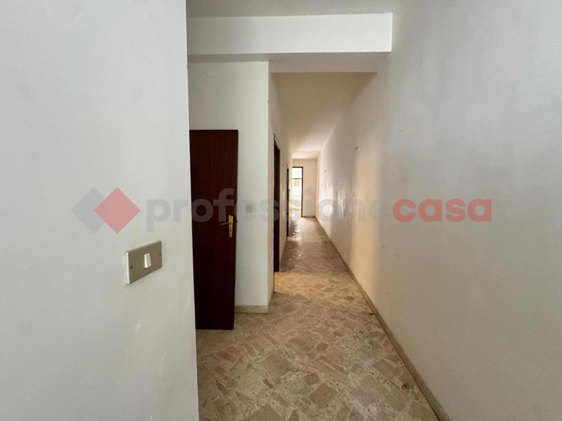 Appartamento in Vendita a Pulsano, 78'000&euro;, 145 m²