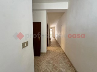 Appartamento in Vendita a Pulsano, 78'000&euro;, 145 m²