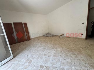Appartamento in Vendita a Pulsano, 78'000&euro;, 145 m²