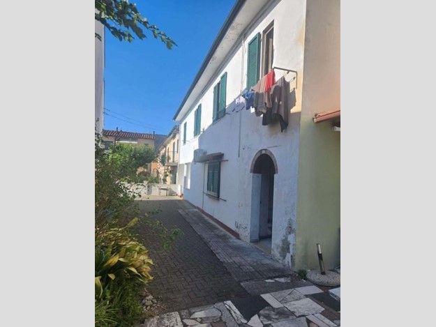 Quadrilocale in Vendita a Pontedera, zona La Rotta, 42'000&euro;, 103 m²