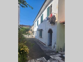 Quadrilocale in Vendita a Pontedera, zona La Rotta, 42'000&euro;, 103 m²