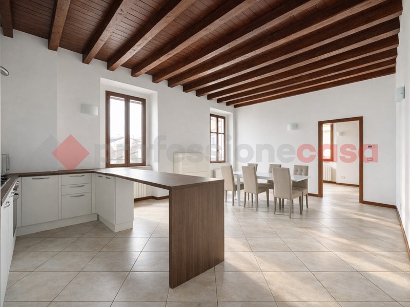 Trilocale in Affitto a Arona, 1'750&euro;, 84 m², arredato