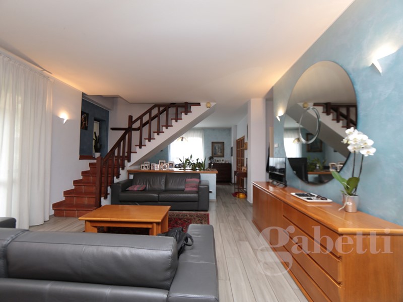 Villa in Vendita a Gallarate, 480'000&euro;, 290 m², con Box