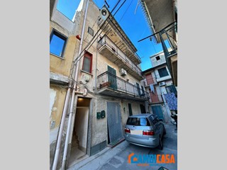 Appartamento in Vendita a Palermo, 75'000&euro;, 177 m²