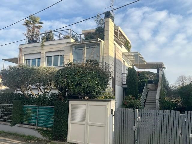 Attico in Vendita a Camaiore, zona Lido di Camaiore, 690'000&euro;, 116 m², arredato