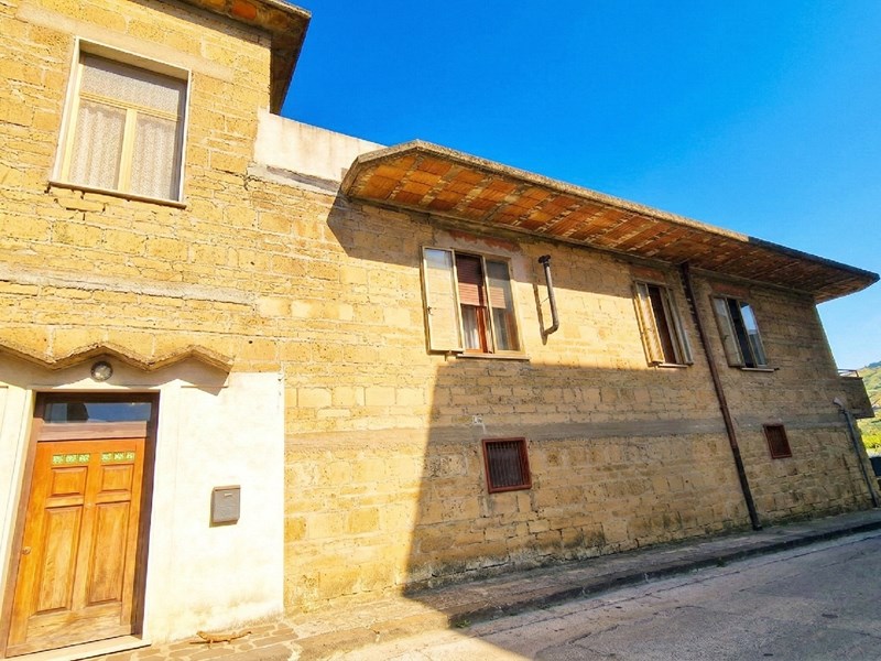 Appartamento in Vendita a Mondragone, zona VIA PADULE ANGOLO VIA SIRACUSA, 130'000&euro;, 200 m²
