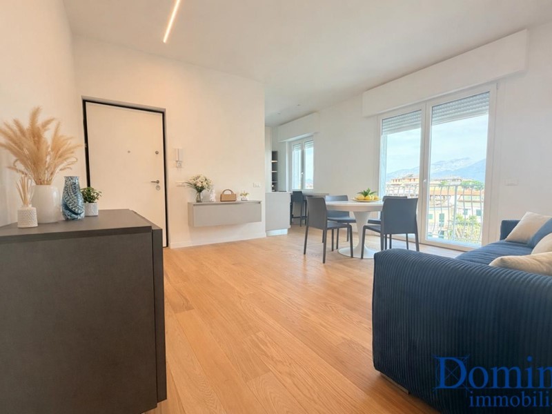 Quadrilocale in Vendita a Massa, zona Ronchi, 400'000&euro;, 84 m², arredato