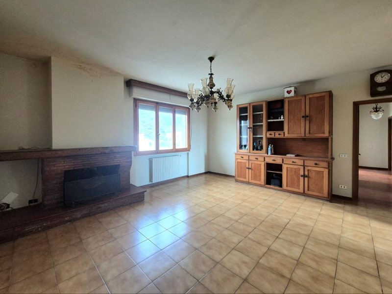 Appartamento in Vendita a Capannori, zona Marlia, 160'000&euro;, 110 m², arredato, con Box