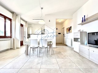 Trilocale in Affitto a Massa, zona Ronchi, 3'700&euro;, 95 m², arredato