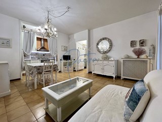 Trilocale in Affitto a Massa, zona Ronchi, 4'500&euro;, 75 m², arredato