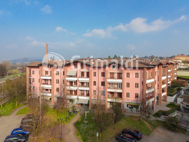 Trilocale in Vendita a Besana in Brianza, 240'000&euro;, 103 m², con Box