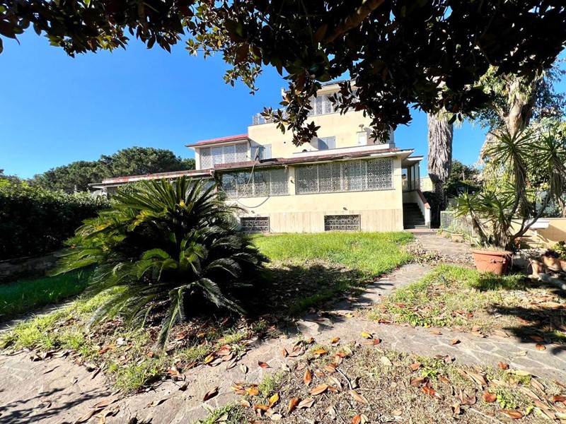 Appartamento in Vendita a Pozzuoli, 330'000&euro;, 170 m²