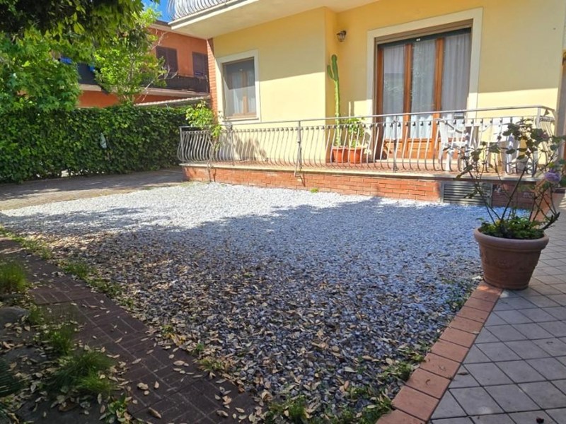 Appartamento in Vendita a Massa, zona Ronchi, 360'000&euro;, 85 m², arredato