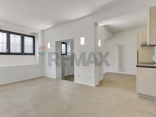 Bilocale in Vendita a Milano, 270'000&euro;, 74 m²
