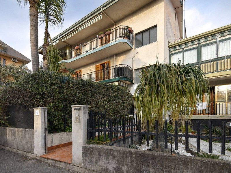 Quadrilocale in Vendita a Aci Sant'Antonio, 80'000&euro;, 73 m²