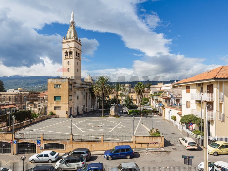 Appartamento in Vendita a Fiumefreddo di Sicilia, 280'000&euro;, 220 m²