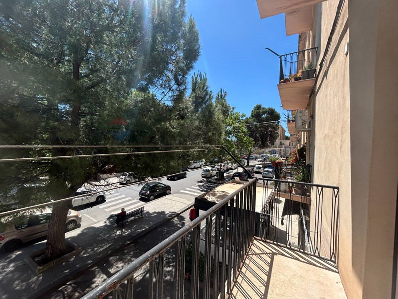 Appartamento in Vendita a Caltanissetta, 78'000&euro;, 141 m²