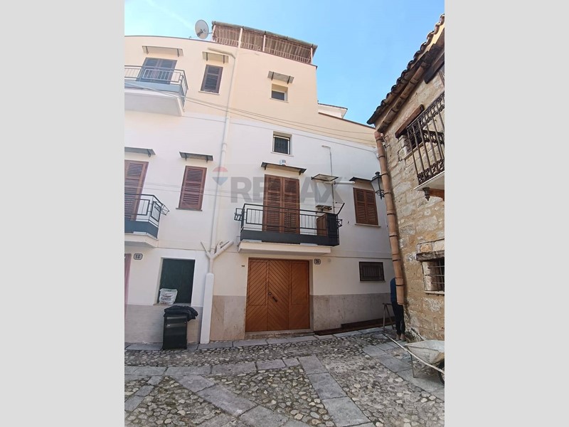 Appartamento in Vendita a Carini, 110'000&euro;, 115 m², con Box