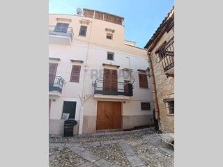 Appartamento in Vendita a Carini, 110'000&euro;, 115 m², con Box