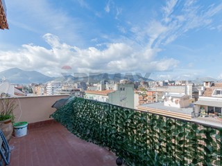 Appartamento in Vendita a Palermo, 320'000&euro;, 185 m²