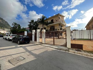 Appartamento in Vendita a Cinisi, 219'000&euro;, 130 m²