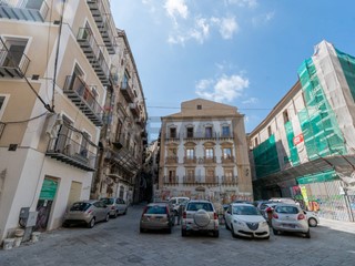 Appartamento in Vendita a Palermo, 225'000&euro;, 207 m²