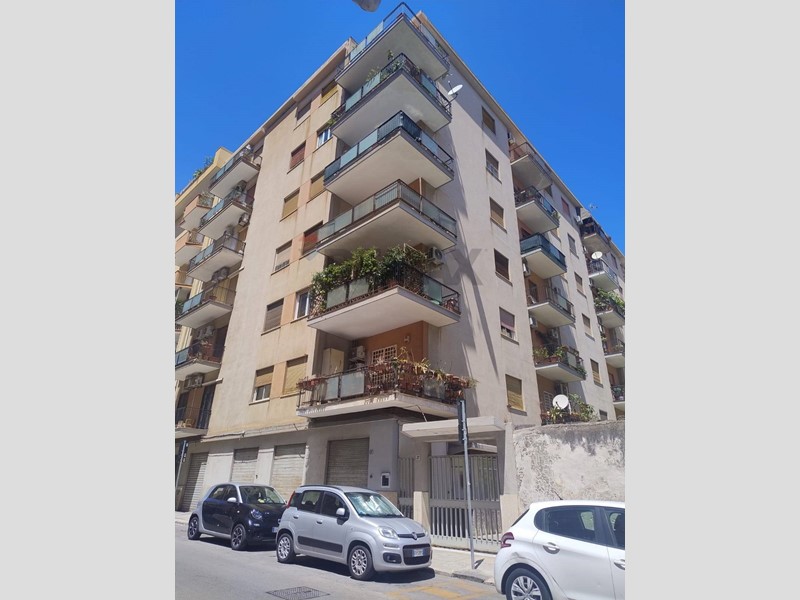 Appartamento in Vendita a Palermo, 135'000&euro;, 157 m²