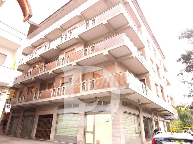 Quadrilocale in Vendita a Loreto Aprutino, 84'000&euro;, 128 m²
