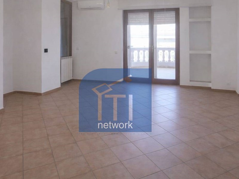 Bilocale in Vendita a Pomezia, 75'000&euro;, 50 m²